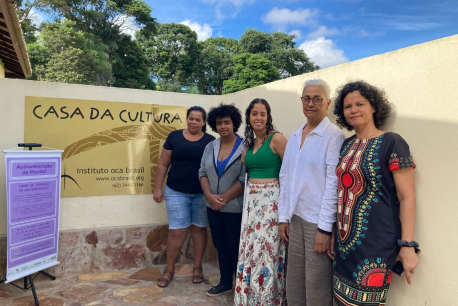 Equipe de produção do Curso “Audiodescrição do Mundo!” com a professora e consultora em acessibilidade Viviane Santos Queiros
                  Da esquerda para a direita Marcia Neres Orlando, Victoria Rosa, Viviane Santos Queiroz, Marise Glória Barbosa, Alexandra Ferreira Pedroso.