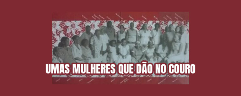 Uma banner com fundo vermelho apresenta ao meio a foto de um grupo de mulheres de pele escura e vestido com roupas claras. Na imagem contem o texto 'Umas mulheres que dão no couro'.