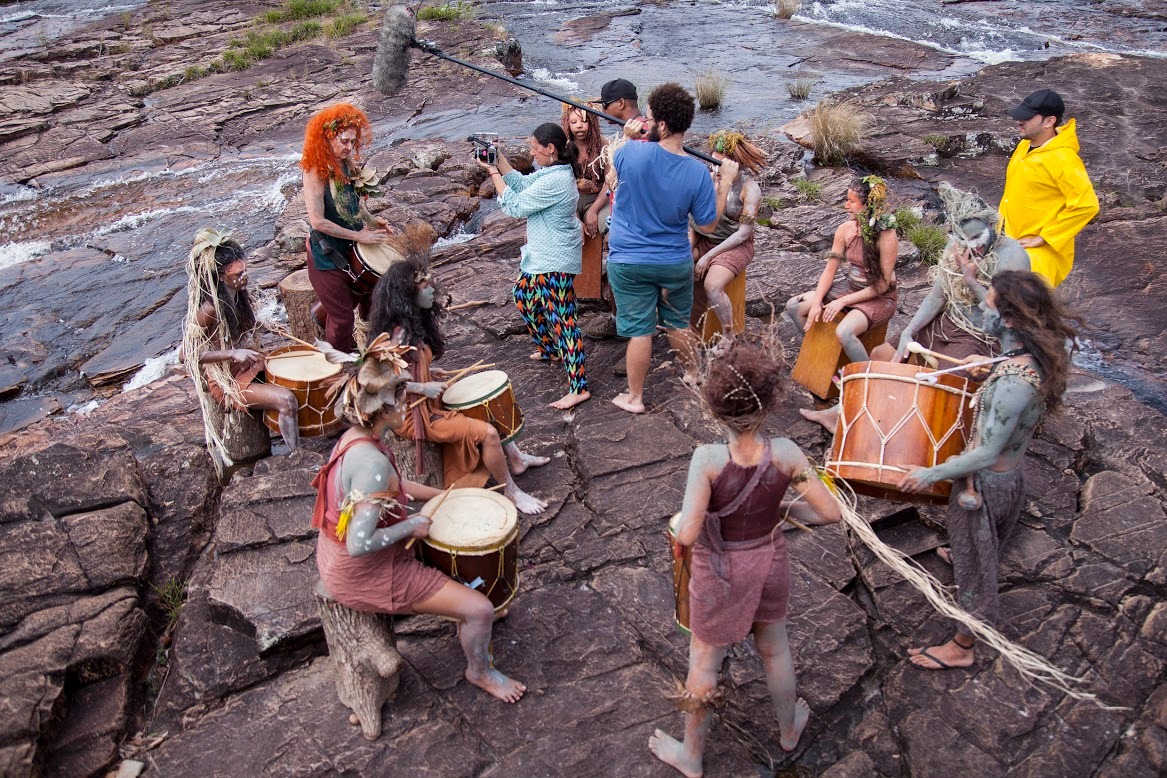 Marise Barbosa tocando djembe em gravação do curta metragem Dôniara com Doroty Marques. 2018