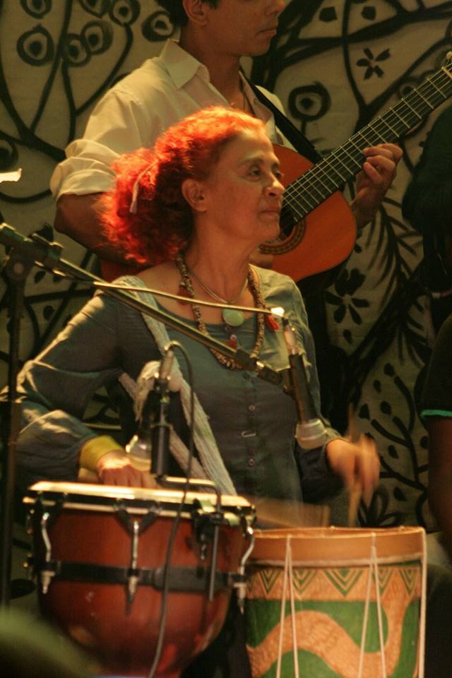 Marise Barbosa tocando na Opereta no Encontro de Culturas Tradicionais da Chapada dos Veadeiros em São Jorge em Goiás. 2015