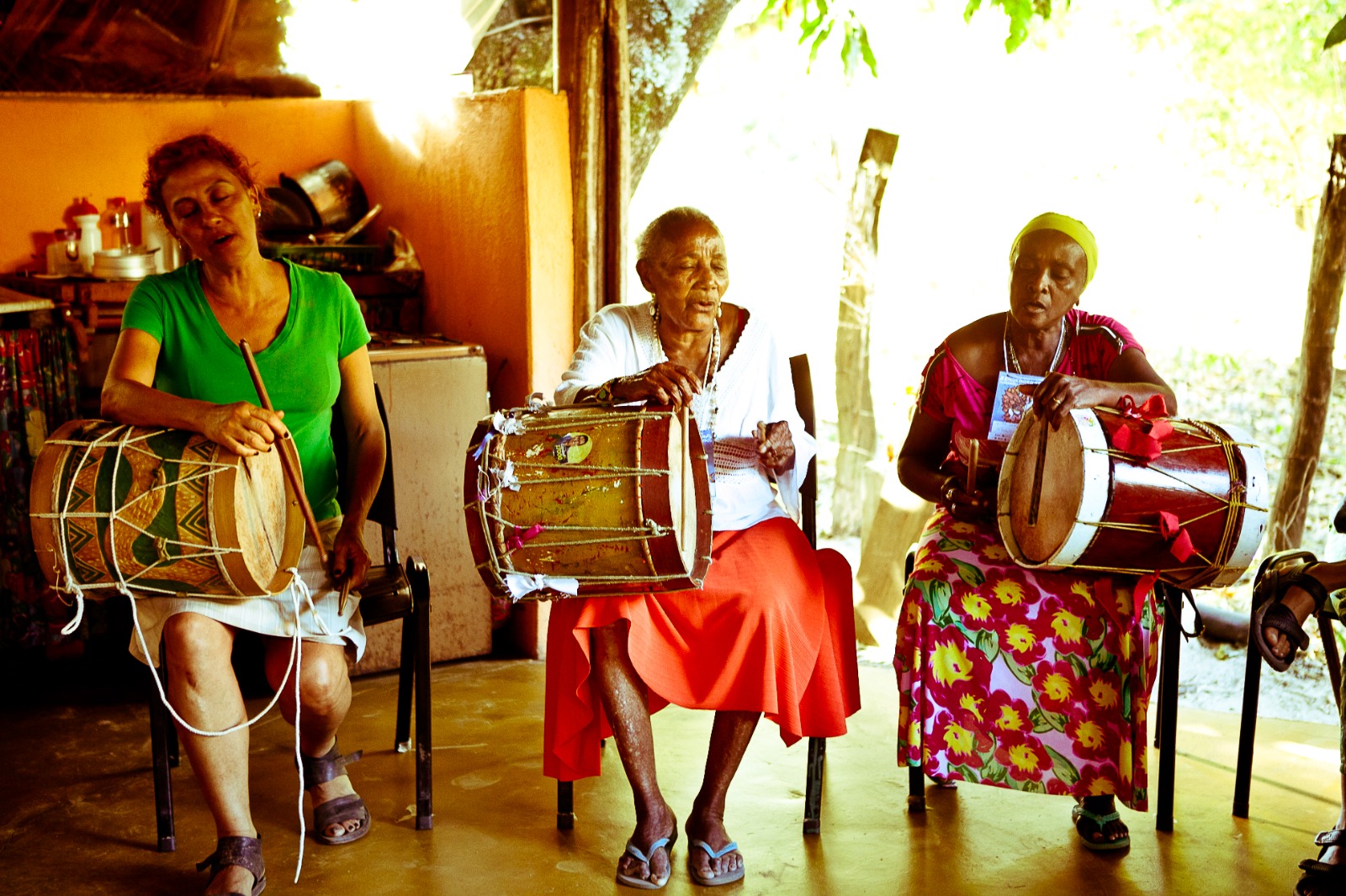 Tocando e cantando em oficina pelo Encontro de Culturas Tradicionais da Chapada dos Veadeiros em São Jorge em Goiás, realizada no Camping Casa da Jia. À esquerda Marise Barbosa, ao centro Severina Pires Belfort e à direita Maria de Eugenio. 2012