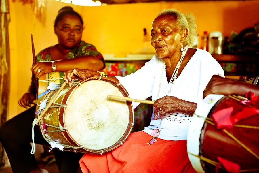 Caixeira Severina Pires Belfort e Anacleta do quilombo Santa Rosa dos Pretos em Itapecuru Mirim no Maranhão, cantando cantigas dos Festejos do Divino no Maranhão em oficina pelo Encontro de Culturas Tradicionais da Chapada dos Veadeiros em São Jorge em Goiás, realizada no Camping Casa da Jia. 2012