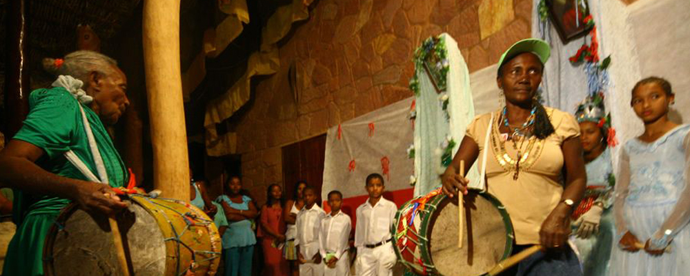 Caixeira Severina Pires Belfort e Maria de Jesus Belfort Ferreira do quilombo Santa Rosa dos Pretos em Itapecuru Mirim no Maranhão, cantam no Festejo do Divino realizado na Casa de Cultura Cavaleiro de Jorge. Ao fundo a Corte do Divino formada pelas crianças. 2012