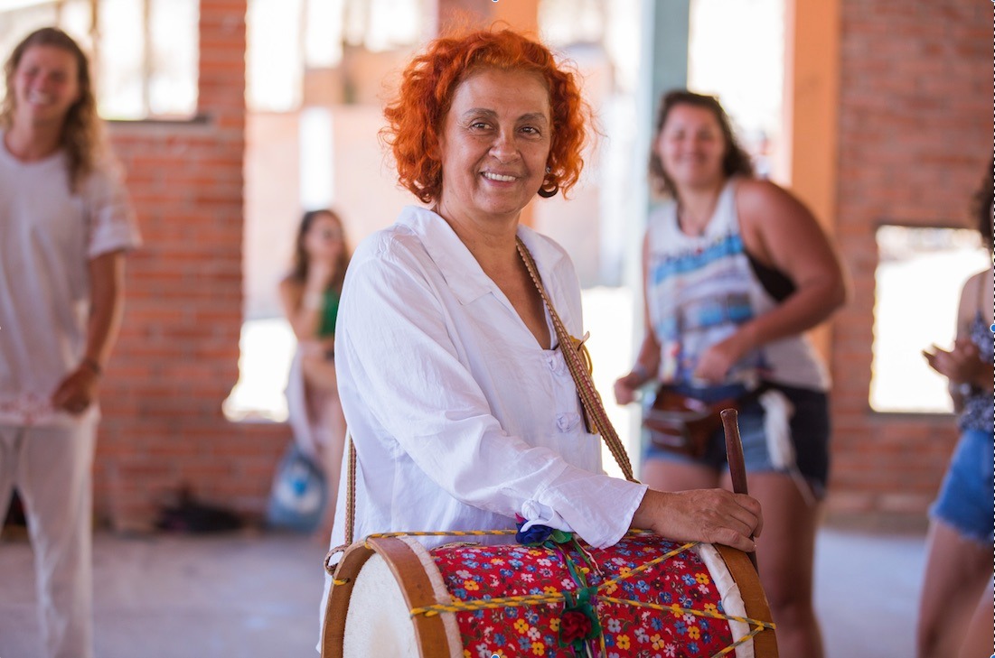 Marise toca tambor e conduz roda de Canto Coletivo no Encontro de Culturas Tradicionais da Chapada dos Veadeiros em São Jorge em Goiás. 2019