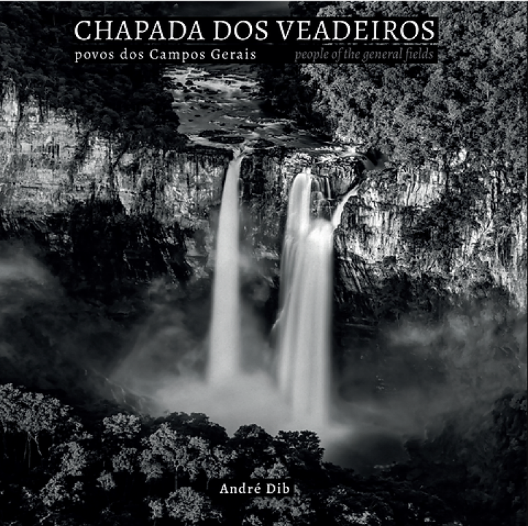 Uma grande cachoeira em um ambiente de mata. Na imagem contem o texto: Chapada dos Veadeiros - Povos dos Campos Gerais