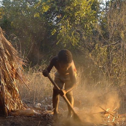 Pito aos 6 anos brinca de casinha. Território Kalunga do Vão do Moleque. 2017