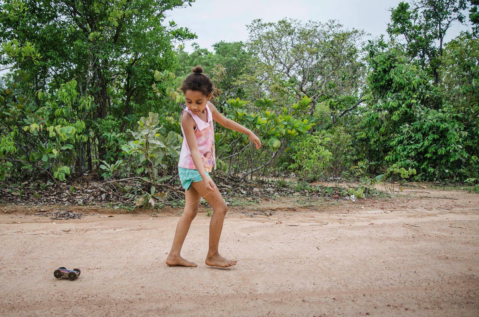 Maria Clara brinca com o carrinho recém construído. Território Kalunga de Diadema 2017.