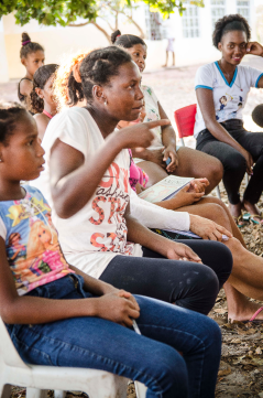 A professora e diretora Nilça Fernandes conta histórias durante o encontro entre Mestras, Mestres e crianças na Escola da Maiadinha