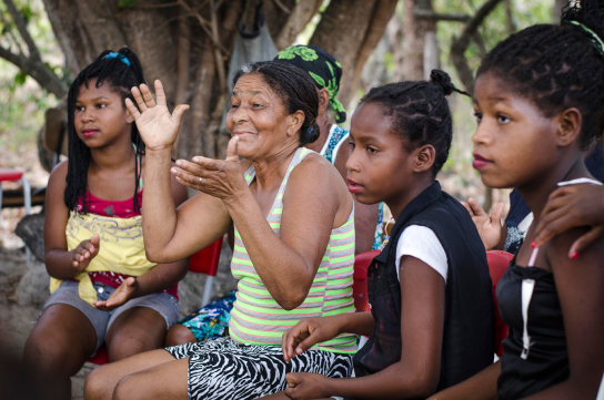 Visita das Mestras e Mestres à escola da Maiadinha no Vão do Moleque e Dona Teodora conta histórias e brinca com as crianças e adolescentes que estão atentas.